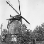 843240 Gezicht op de grondkorenmolen 'De Veenmolen' (Oudhuizerweg 109) te Wilnis.